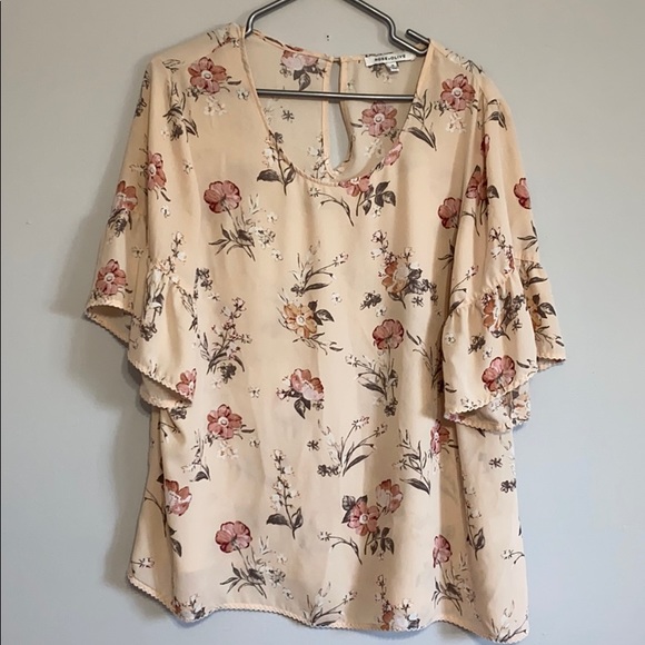 Rose and Olive floral accent sleeve blouse - Picture 1 of 3